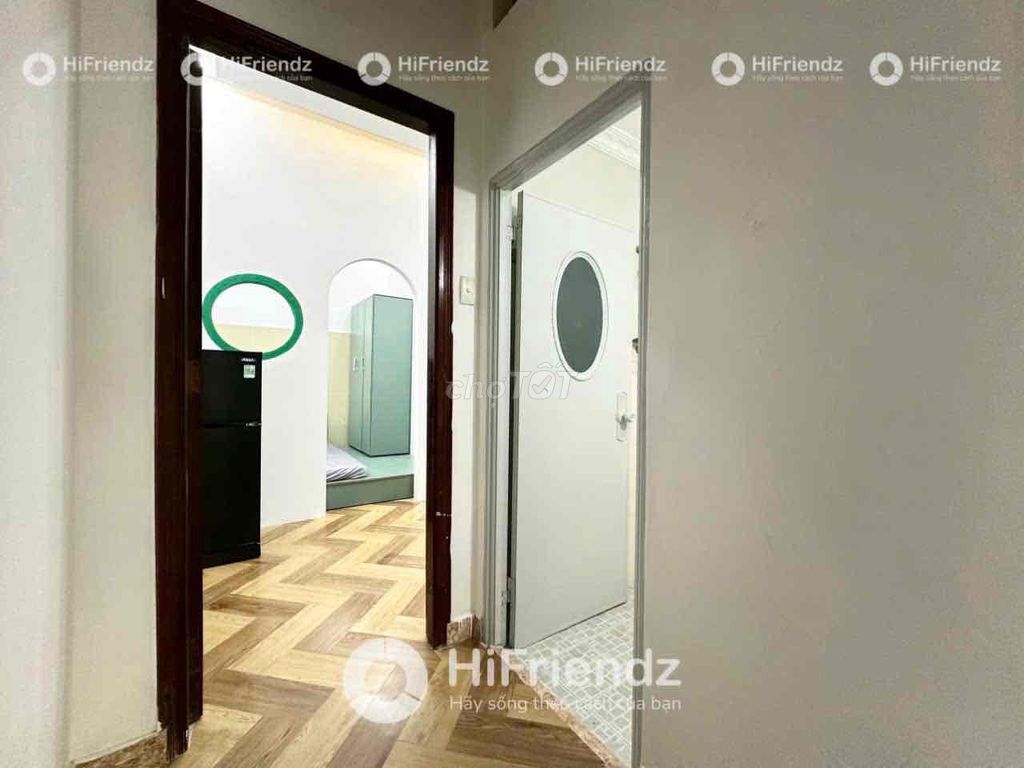 Two bedrooms, one living room, wide open, half-size, near the shower.