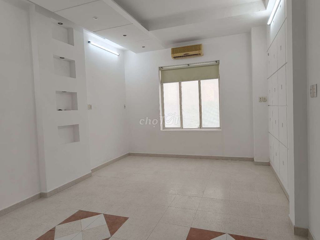 The East Side Front - 4 x 16 M 6 bedroom 6 toilet 6 - Cold Machine