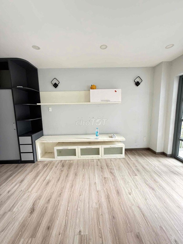 Rent the room with the balcony, the bathroom, the parking lot. Free Time