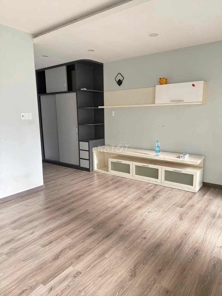 Rent the room with the balcony, the bathroom, the parking lot. Free Time