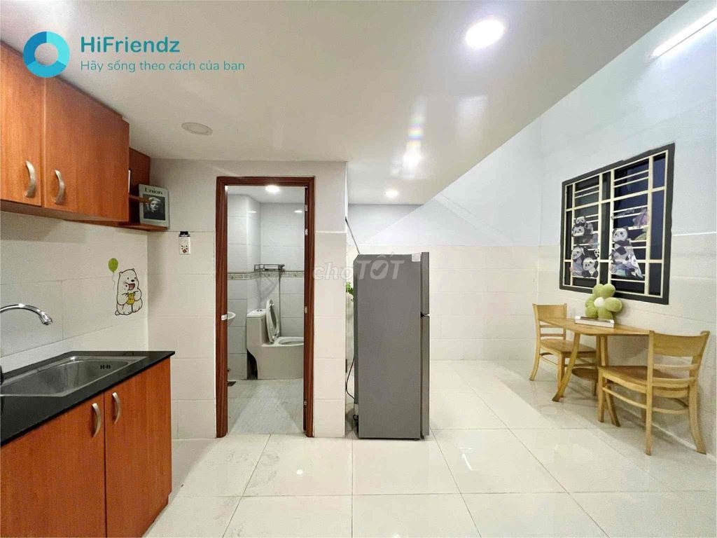 1 P window available - full interior - elevator - near vhu - semi-frequency