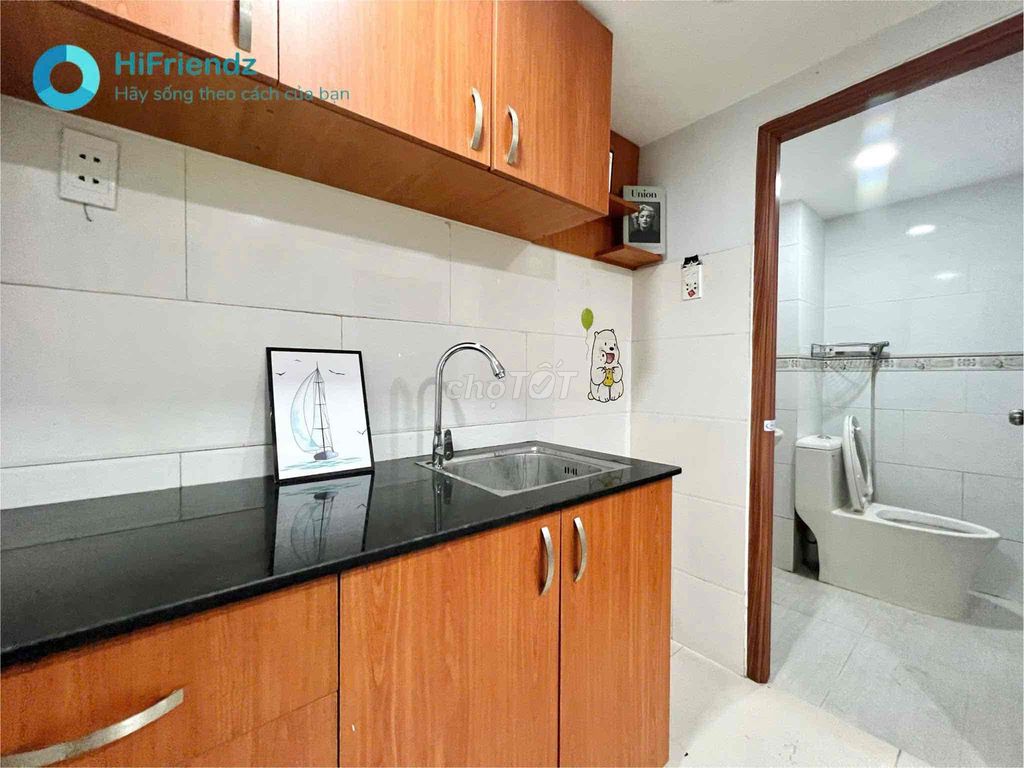 1 P window available - full interior - elevator - near vhu - semi-frequency