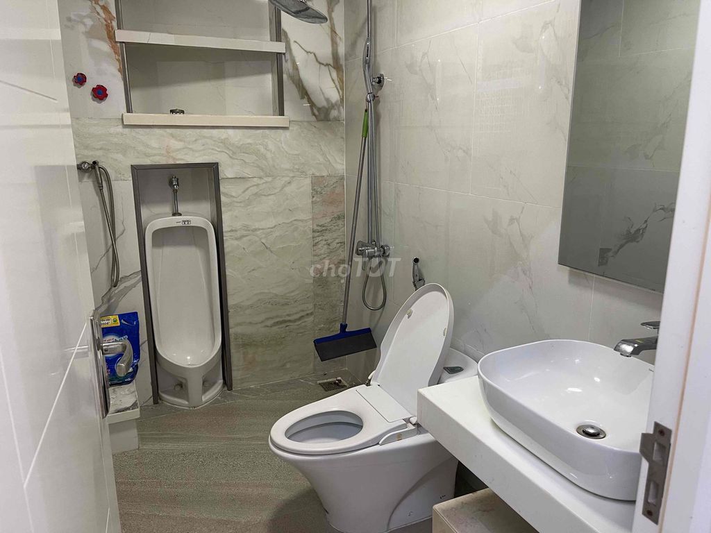 The owner rented the entire 7-foot alley to the door