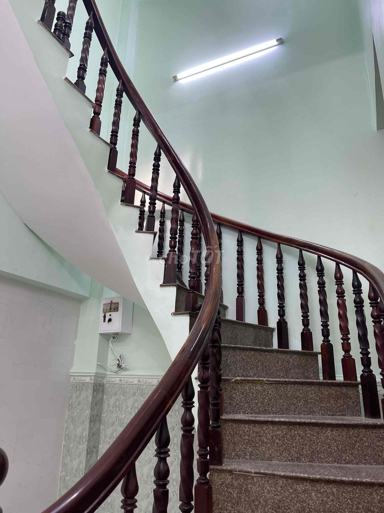 The owner rented the entire 7-foot alley to the door