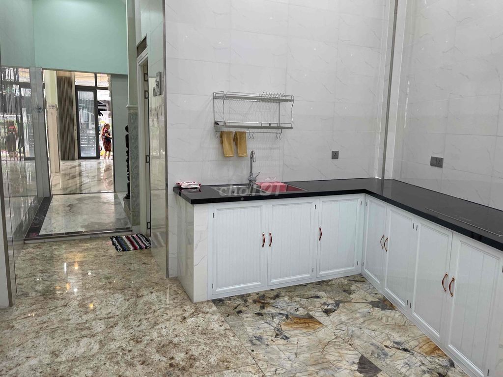 The owner rented the entire 7-foot alley to the door
