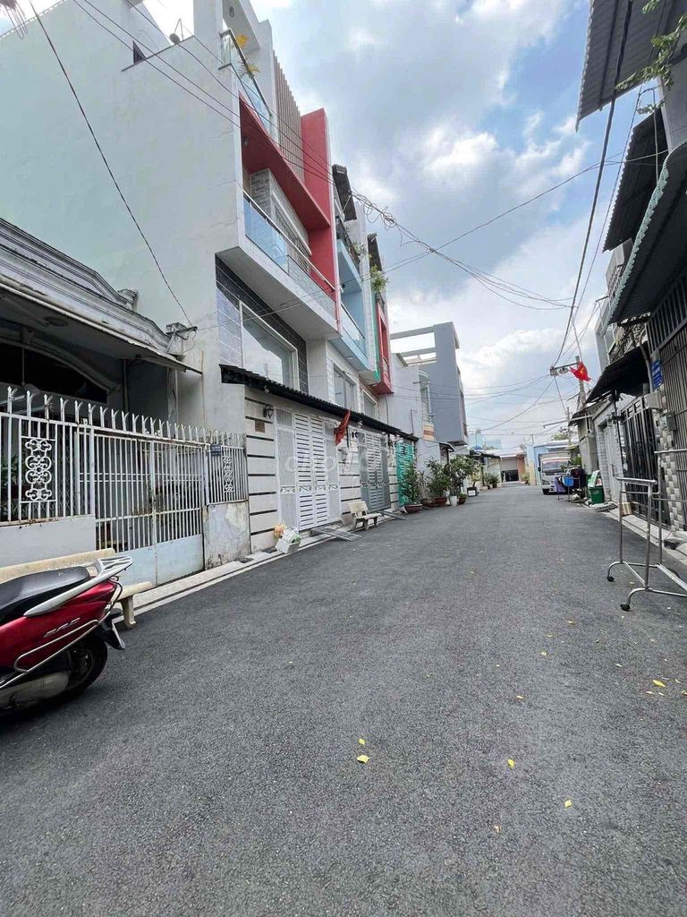 The owner rented the entire 7-foot alley to the door