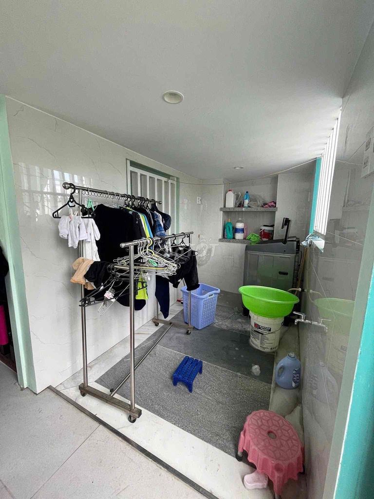 The owner rented the entire 7-foot alley to the door