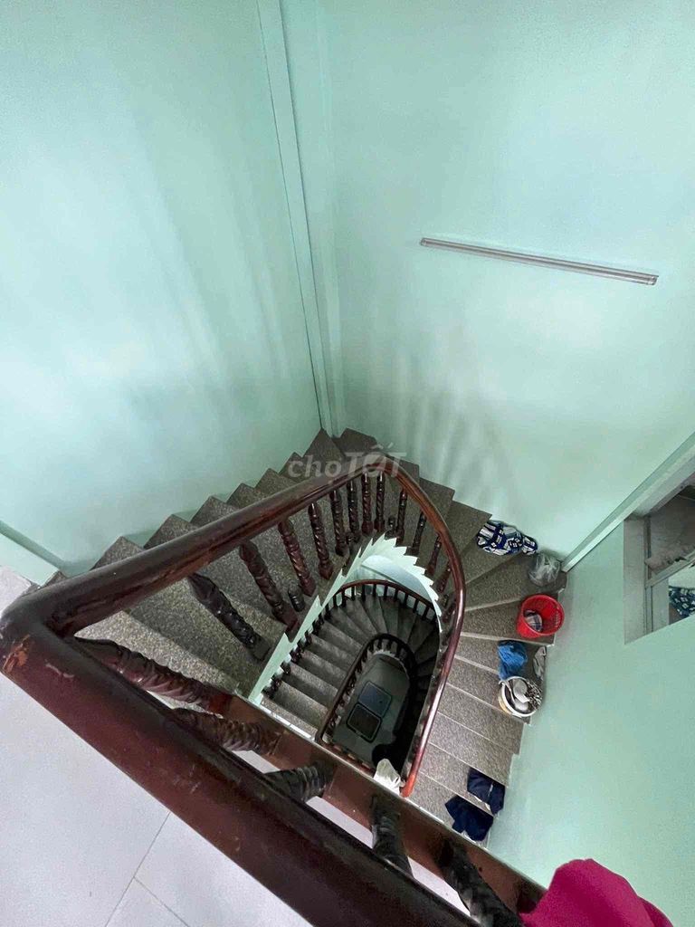 The owner rented the entire 7-foot alley to the door