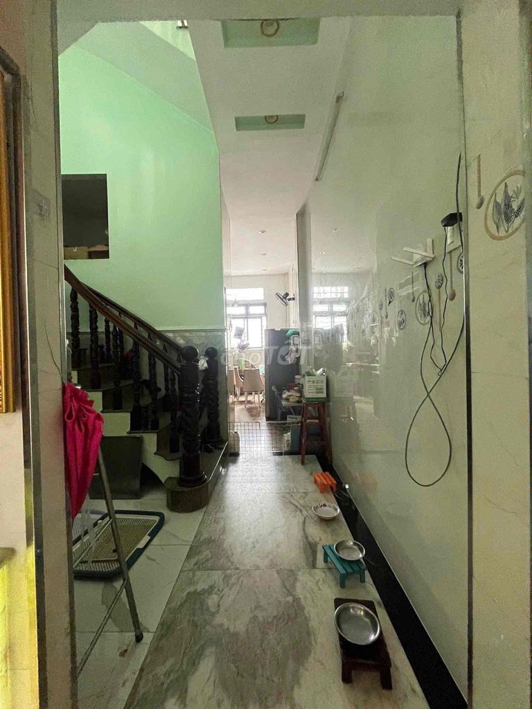 The owner rented the entire 7-foot alley to the door