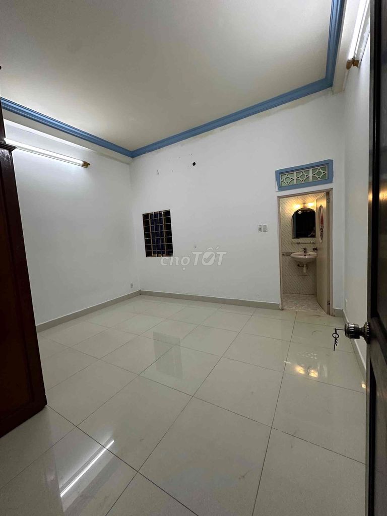 Nguyễn Kiệm hotel room - opposite bv175