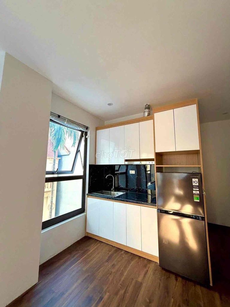 The studio is full of furniture, a cool, wide balcony at the center of 7th.