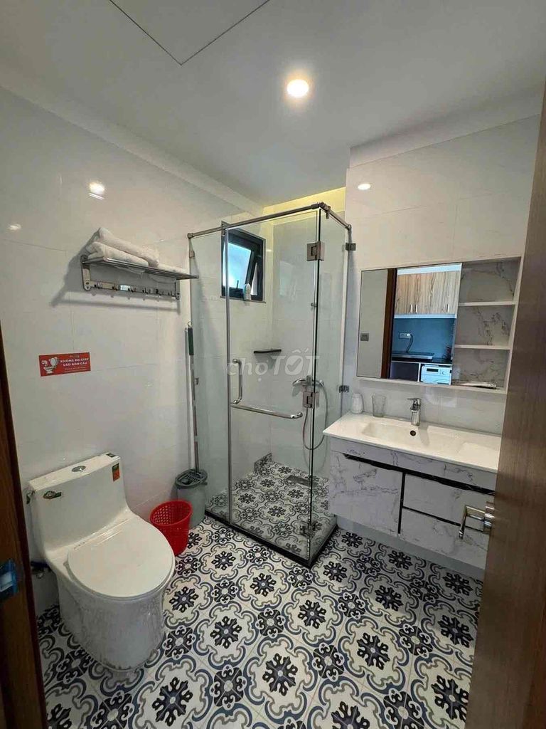The room's cheap, Hoàng Hoa Thám.