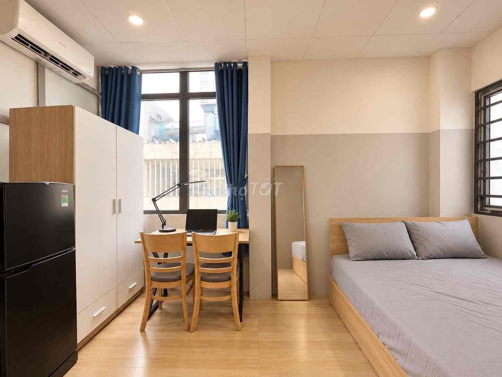 The studio suite is full of open windows - elevators near the apartmenttte