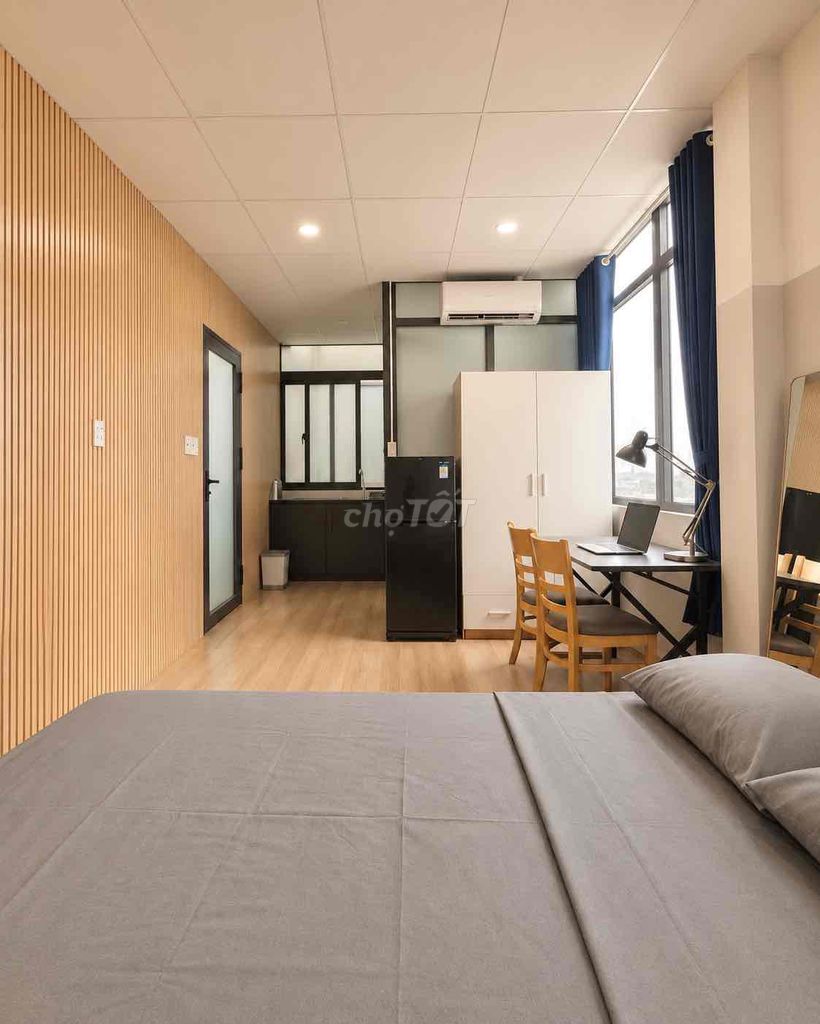 The studio suite is full of open windows - elevators near the apartmenttte