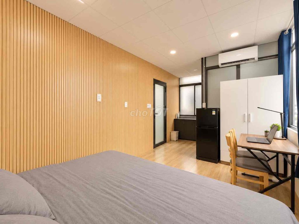 The studio suite is full of open windows - elevators near the apartmenttte