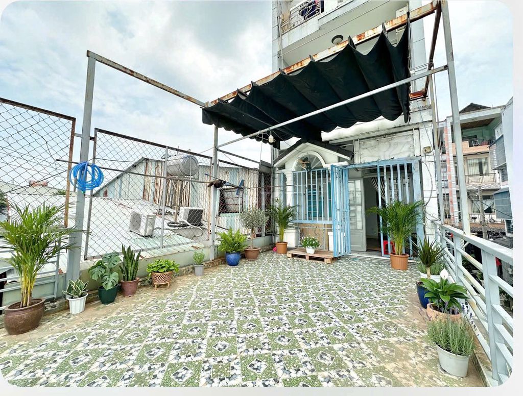 Rent room on first floor. There's a broad balcony. Dc pet pet pet