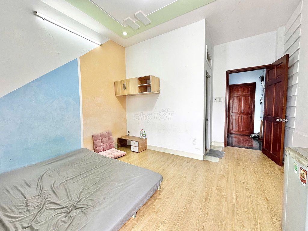 Rent room on first floor. There's a broad balcony. Dc pet pet pet