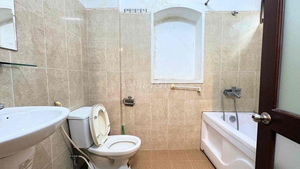 Rent the apartment. A balcony bedroom. A full wash-cleaning kitchen.