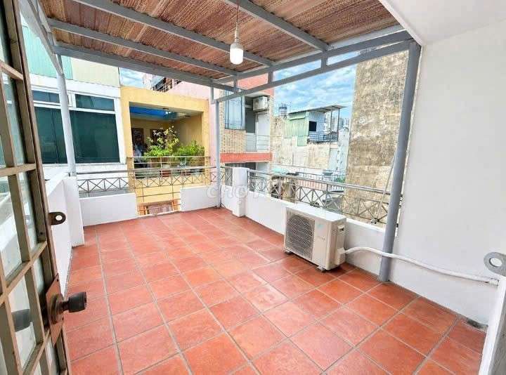 Rent two bedrooms, three toilets, 11 million in front of Cách Mạng Tháng 8, District 3.