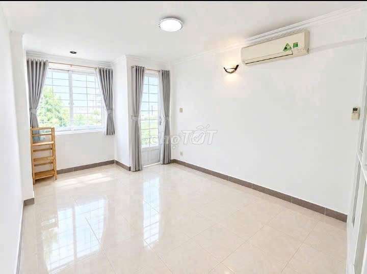 Rent two bedrooms, three toilets, 11 million in front of Cách Mạng Tháng 8, District 3.