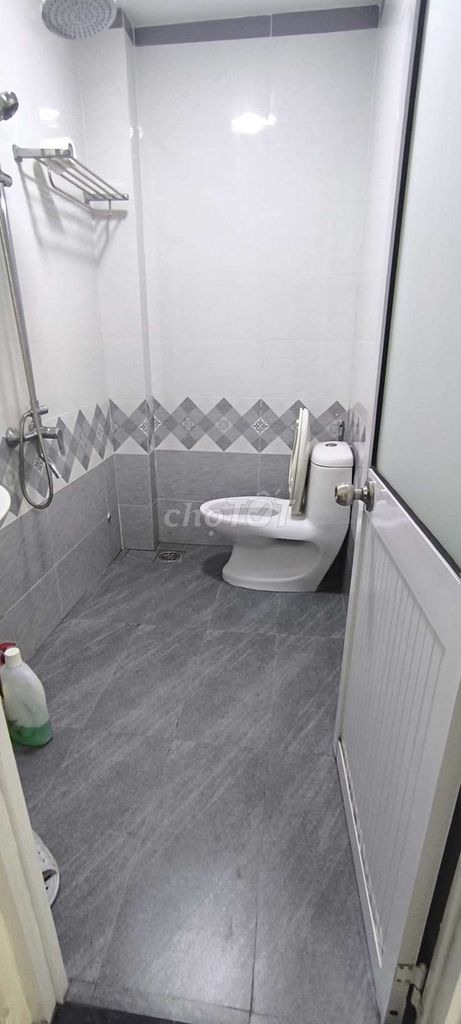 Three stories, three air conditioning, three bedrooms, two roof toilets, near the Great City of hpúc.