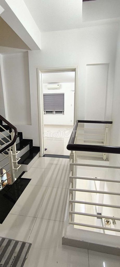 Three stories, three air conditioning, three bedrooms, two roof toilets, near the Great City of hpúc.