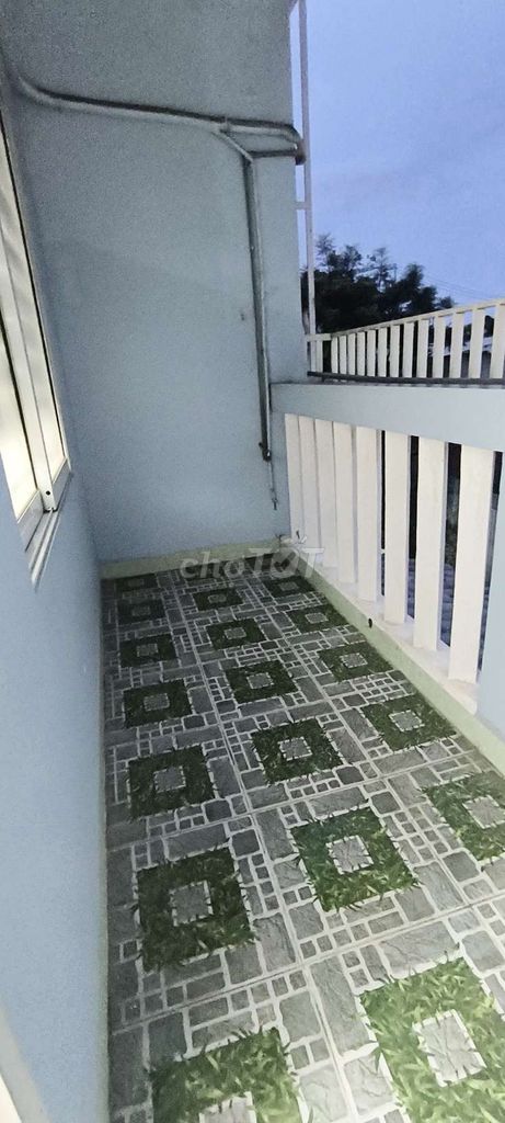 Three stories, three air conditioning, three bedrooms, two roof toilets, near the Great City of hpúc.