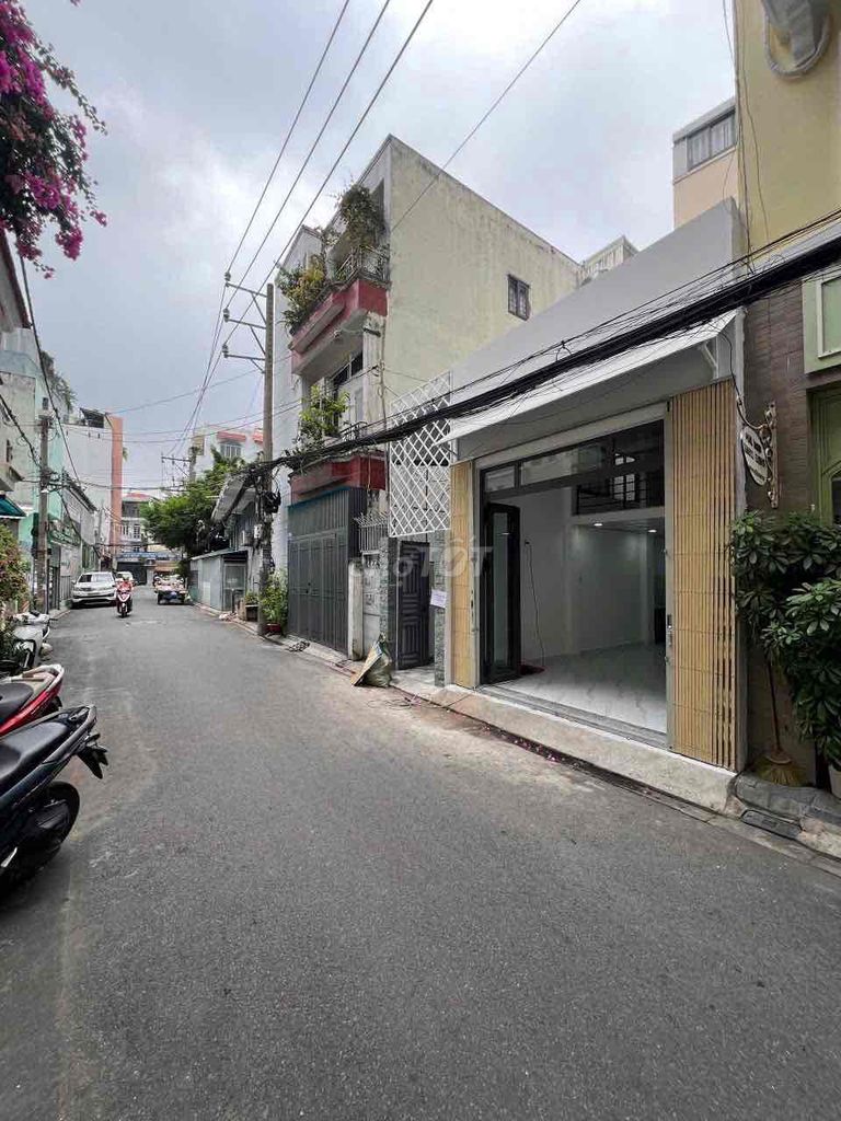 The original house has a guard - full interior - near the main road airport