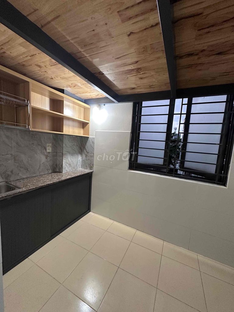 The room's clear of furniture. Nguyễn Thái Sơn, Gò Vấp - walk vlu only 4 million