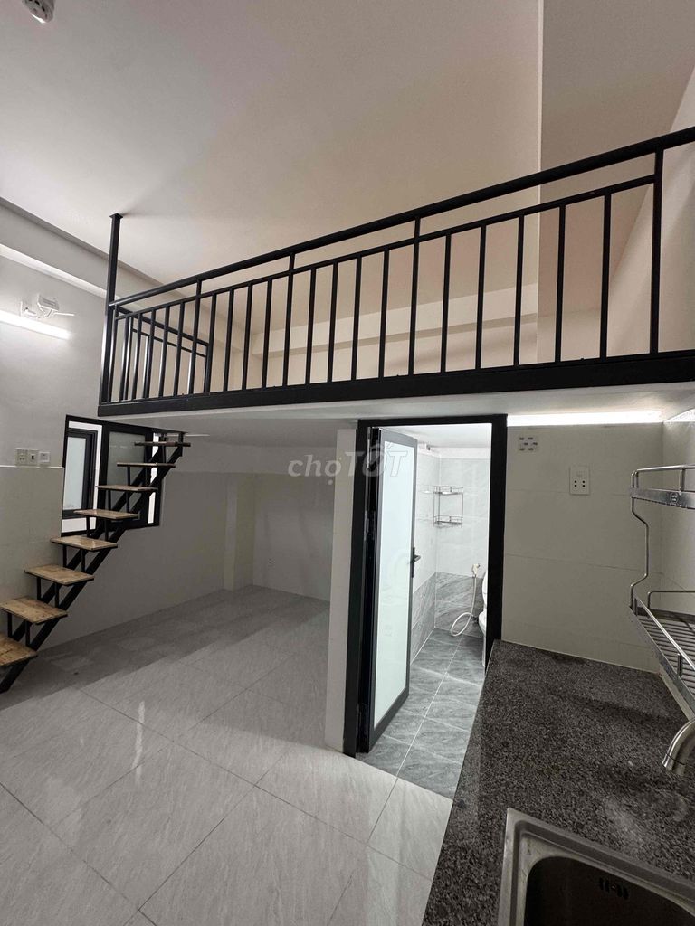 The new room is three people, a few feet behind Lang University.