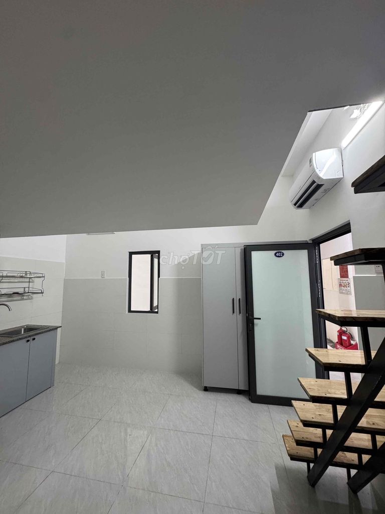 The new room is three people, a few feet behind Lang University.