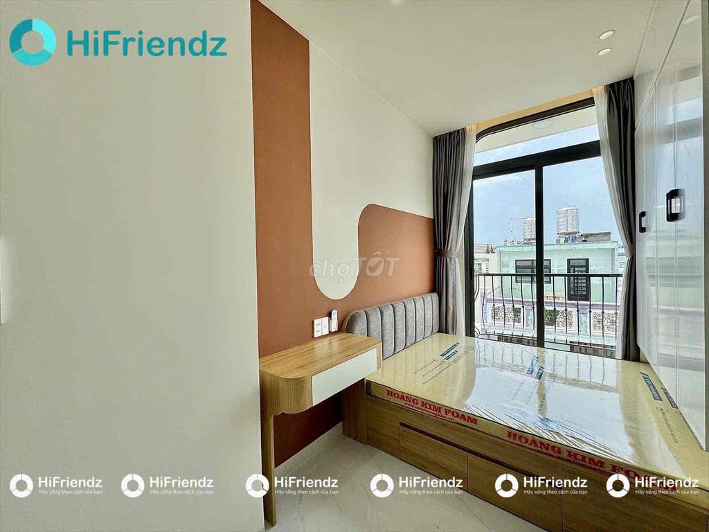 The low-cost furniture room near youart handing you the right hand,