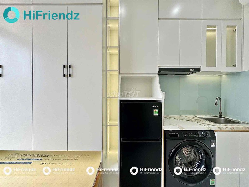 The low-cost furniture room near youart handing you the right hand,