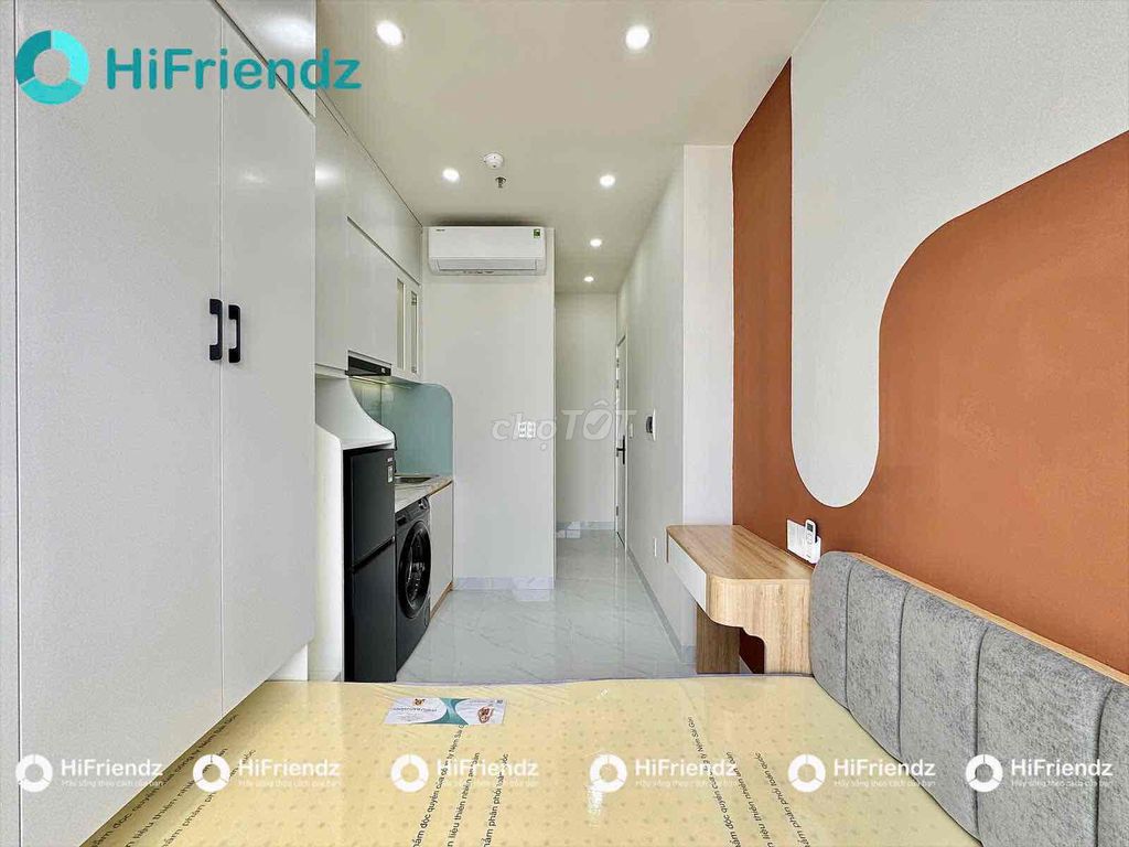 The low-cost furniture room near youart handing you the right hand,