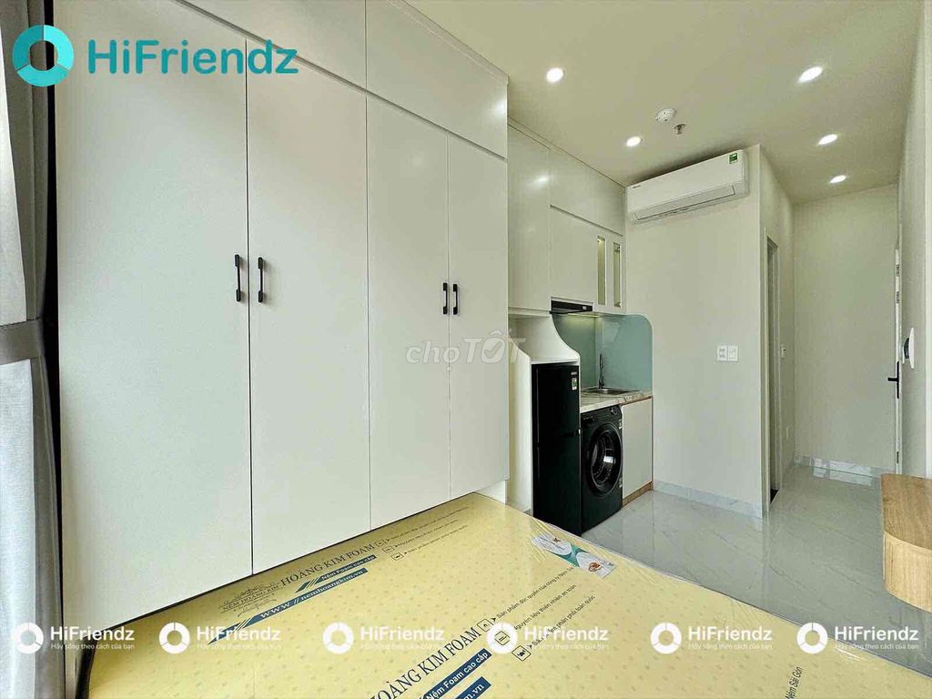 The low-cost furniture room near youart handing you the right hand,