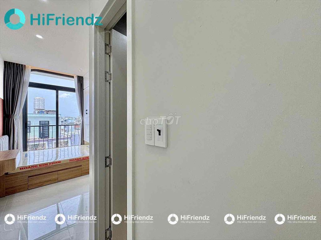 The low-cost furniture room near youart handing you the right hand,