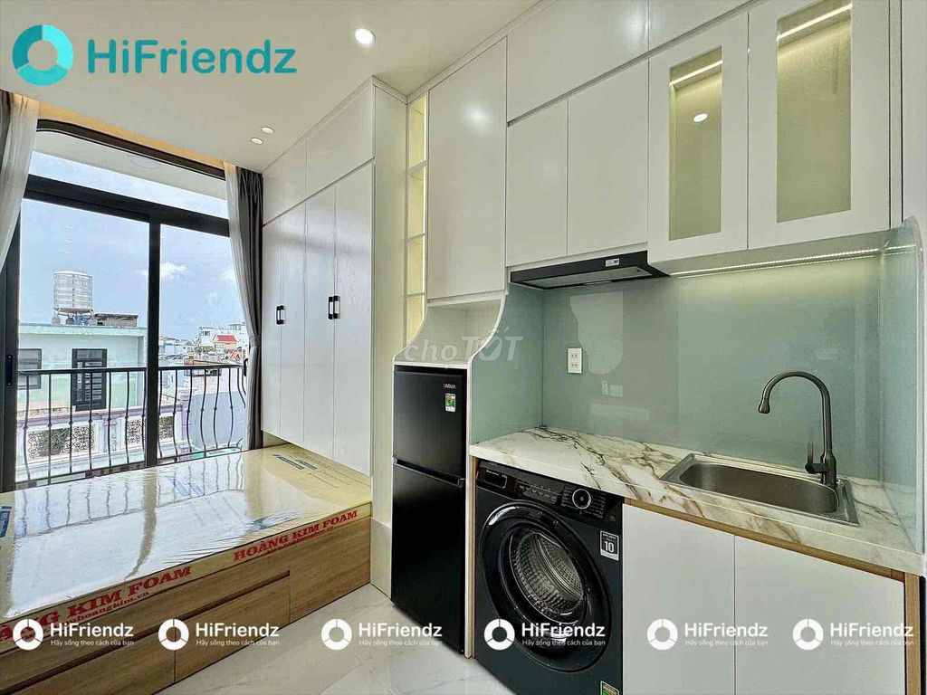 The low-cost furniture room near youart handing you the right hand,