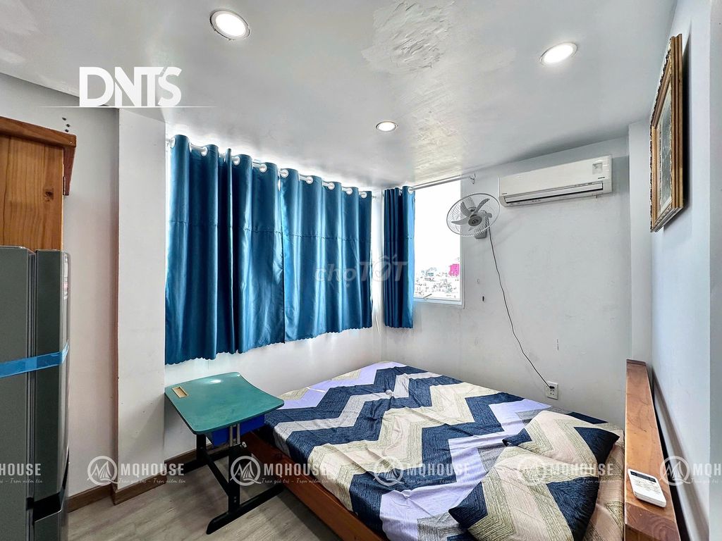 studio full interior - sky window - elevator