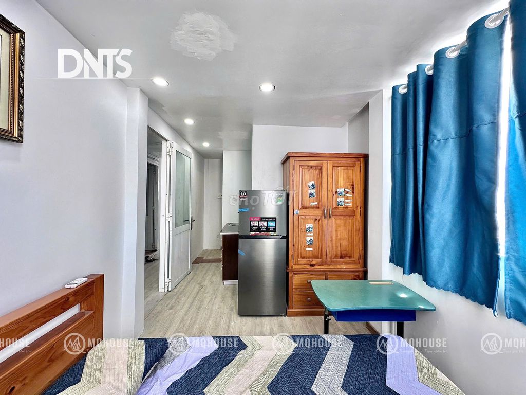 studio full interior - sky window - elevator