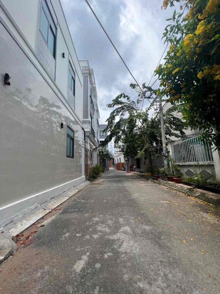 To rent a new house to build Lê Văn Chí.1 million. 2 bedrooms, 11 million a month.