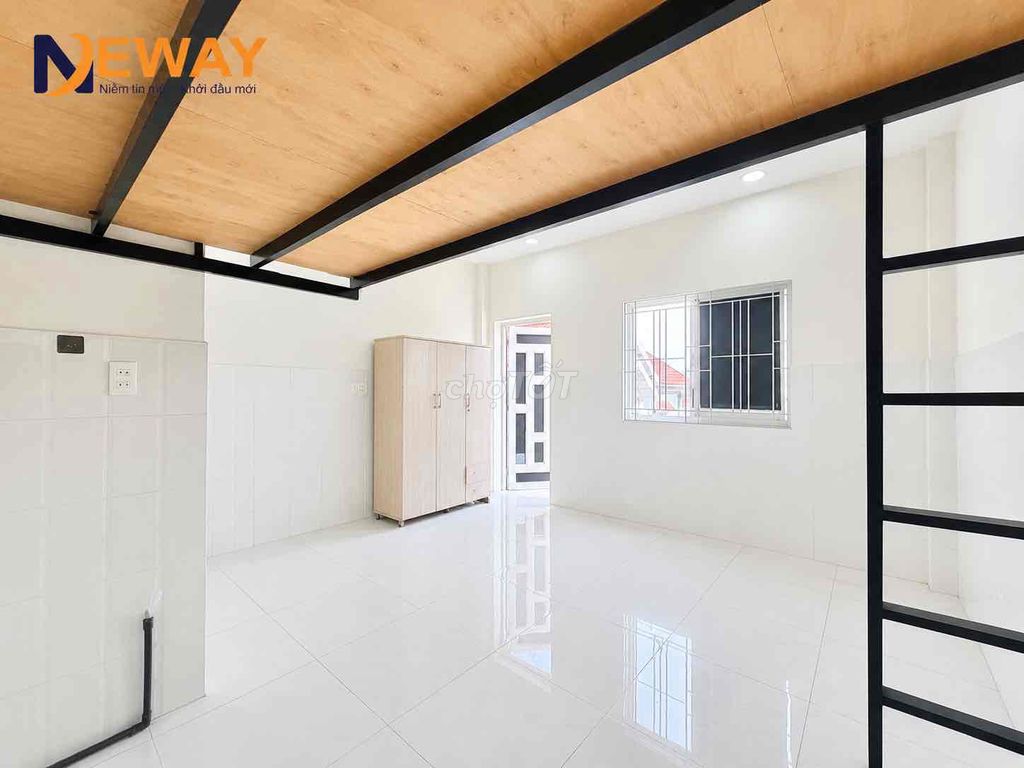 RED room - large sky window near fourth quarter