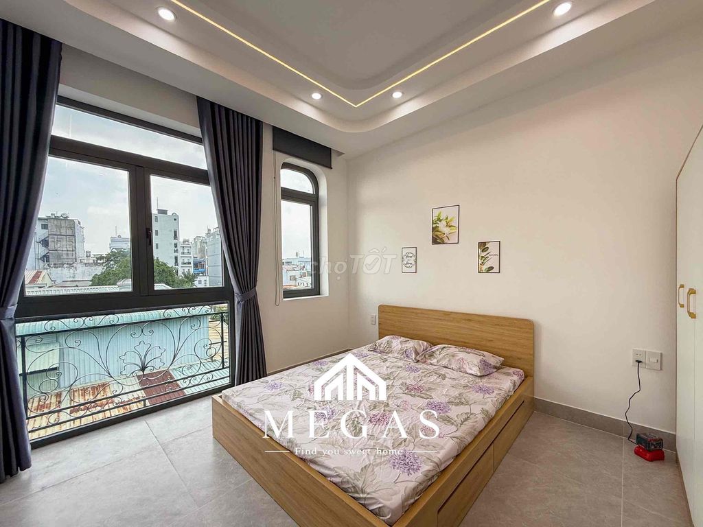 The new balcony studio is at the end of Nguyễn Thái Sơn.