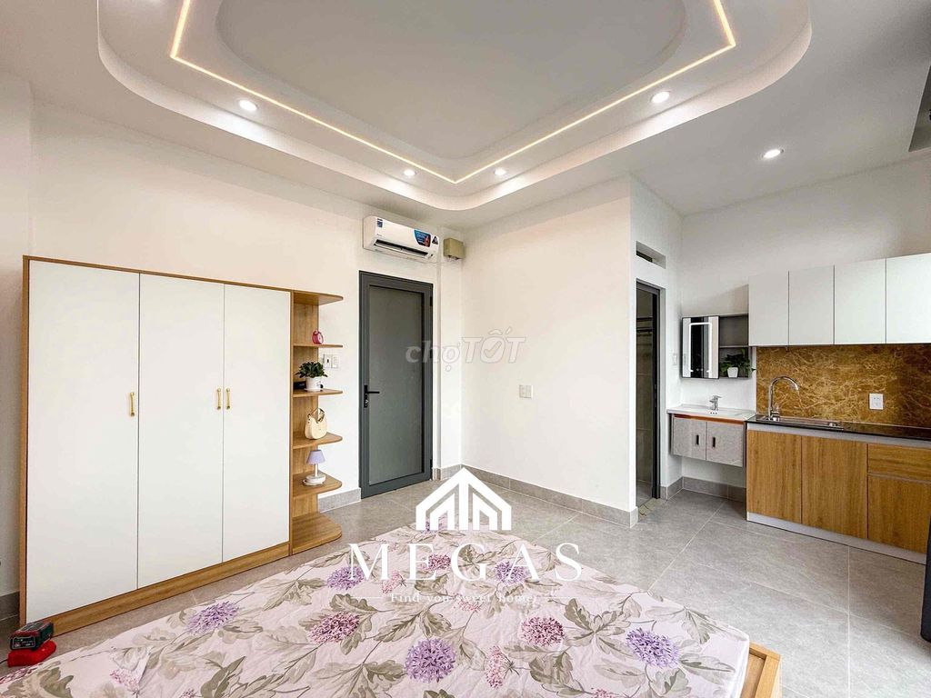 The new balcony studio is at the end of Nguyễn Thái Sơn.
