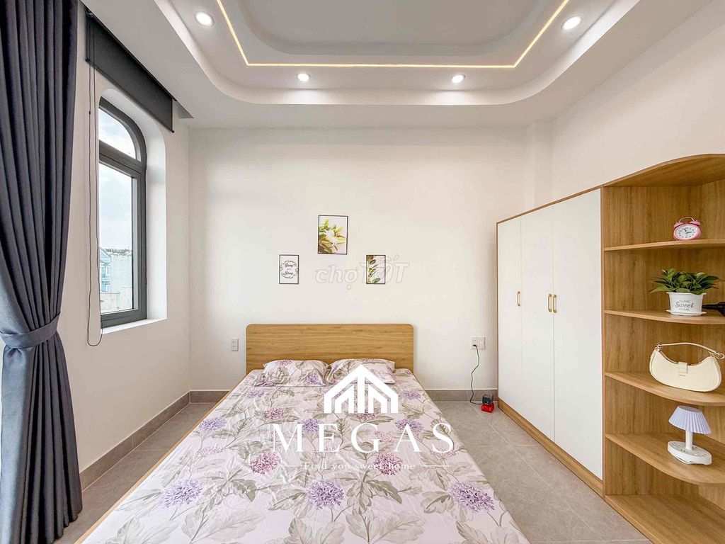 The new balcony studio is at the end of Nguyễn Thái Sơn.