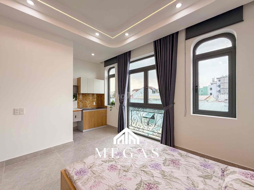 The new balcony studio is at the end of Nguyễn Thái Sơn.
