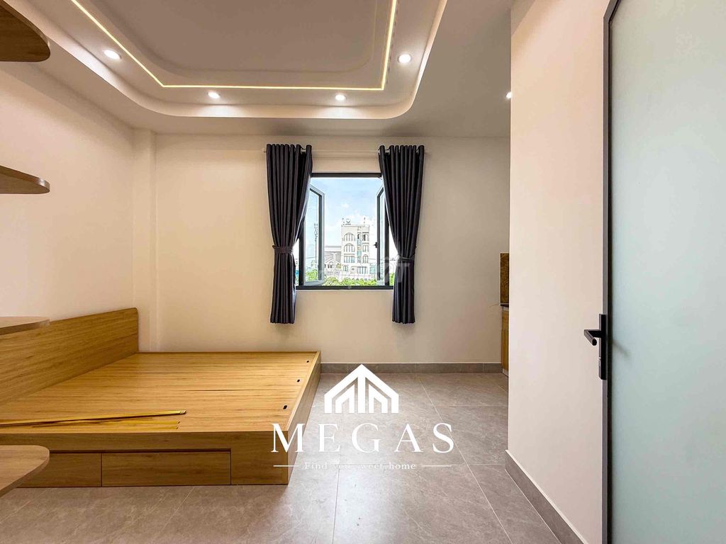 The new balcony studio is at the end of Nguyễn Thái Sơn.