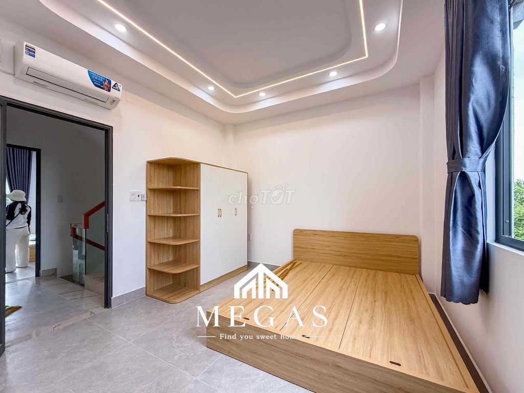 The new balcony studio is at the end of Nguyễn Thái Sơn.