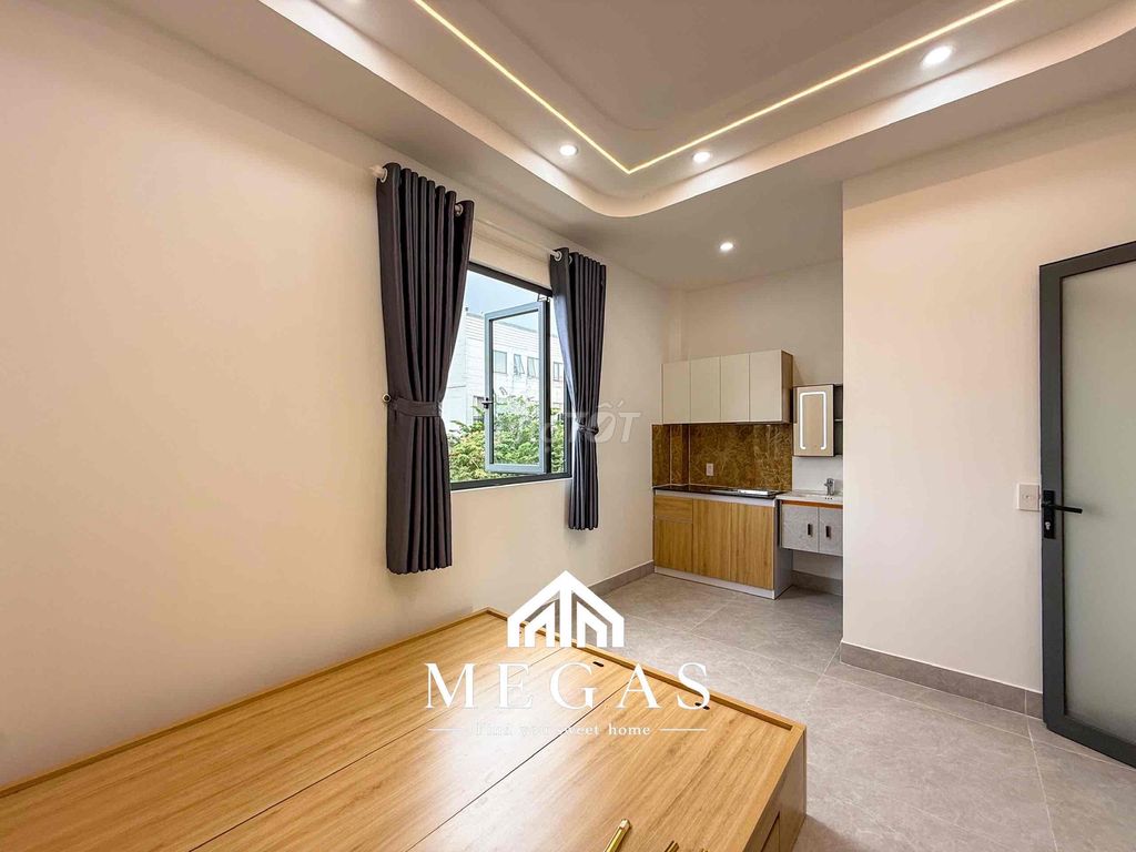 The new balcony studio is at the end of Nguyễn Thái Sơn.