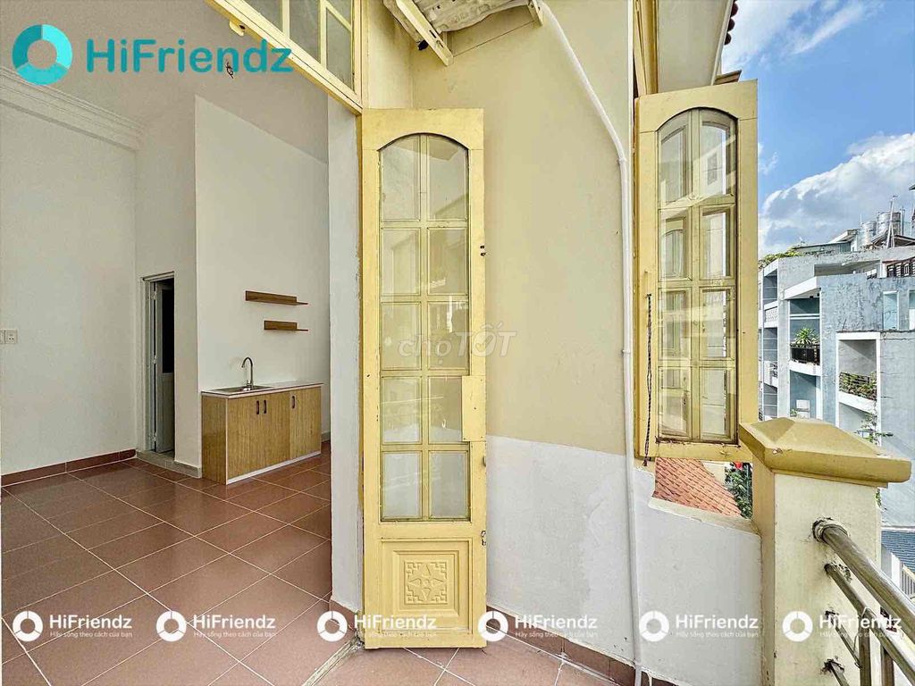 The balcony suite is full of furniture, close to the head of the prize art.