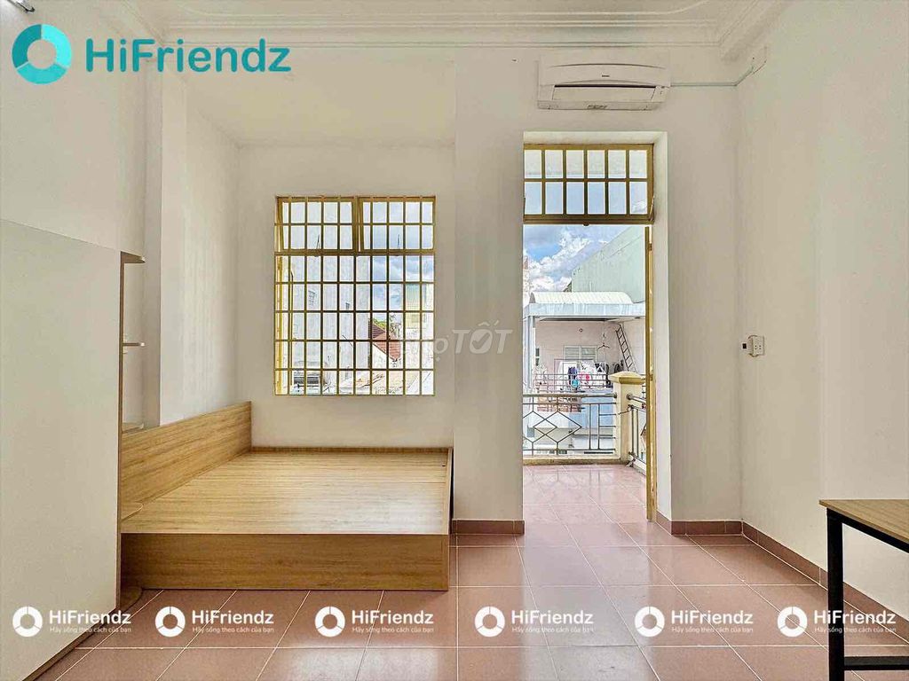 The balcony suite is full of furniture, close to the head of the prize art.